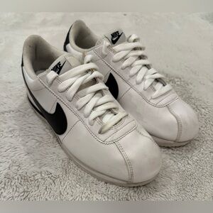 Nike Cortez – White & Black – Men’s 8.5 / Women’s 10 – Gently Used